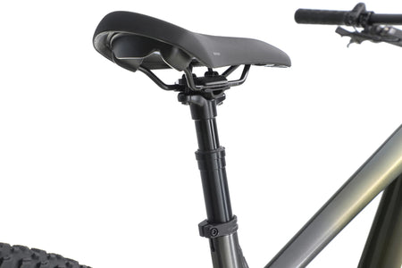 Close up of Aventon Ramblas dropper seat post and seat